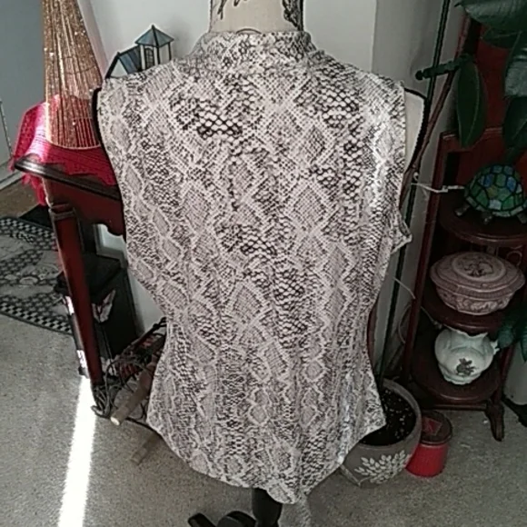 Ladies top - Picture 2 of 2